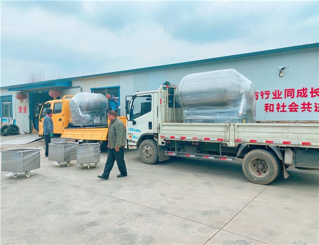 600L真空滾揉機(jī)加4臺(tái)料車發(fā)往武漢，1200L真空滾揉機(jī)發(fā)往深圳